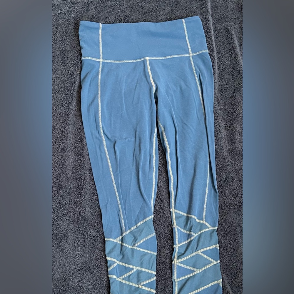 Athleta Teal Capri Leggings with cute very detail